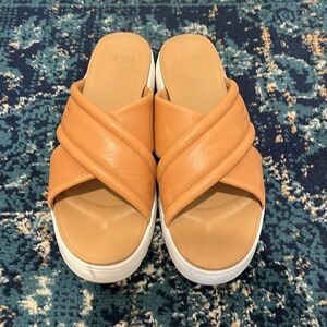 Ugg Zayne Platform in Tan size 10